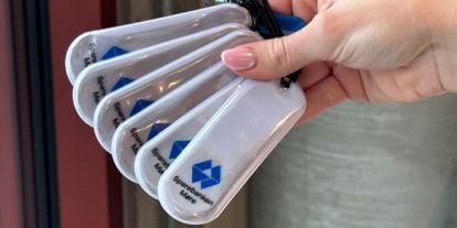 Kvinnehånd som holder6 refleksbrikker i en vifte.