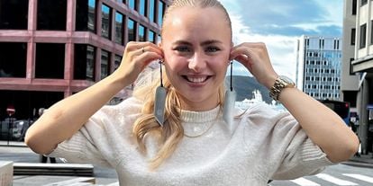 Ung dame som holder to refleks opp til ørene, som om de var øredobber.