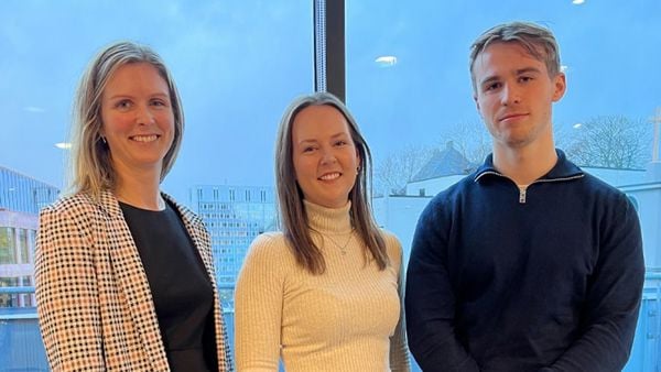 Linn-med-studenter906x503.jpg
