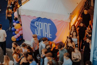 Telt sett ovenifra med SPIRE påskevet, ungdommer i festivalstemning rundt om. 