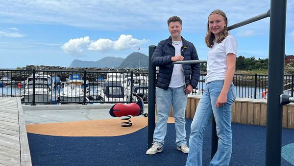15 åringene Alexander og Martine ved småbåthavna