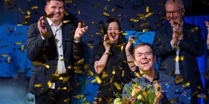 Jubelscene med konfetti og vinneren av Næringsteft 2021, Sugurd Groven. I bakgrunnen står representanter fra Sparebanken Møre.