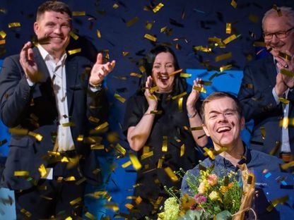 Jubelscene med konfetti og vinneren av Næringsteft 2021, Sugurd Groven. I bakgrunnen står representanter fra Sparebanken Møre.
