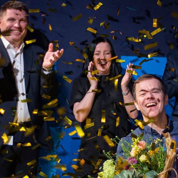 Jubelscene med konfetti og vinneren av Næringsteft 2021, Sugurd Groven. I bakgrunnen står representanter fra Sparebanken Møre.