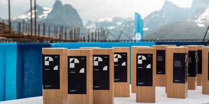 TEFT-stipend pokaler med Romsdalsalpene i bakgrunn