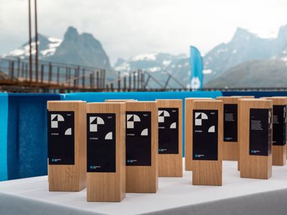 TEFT-stipend pokaler med Romsdalsalpene i bakgrunn