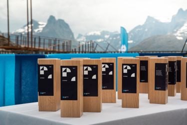 Pokaler med fjell i bakgrunn. 