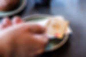 Et Sparebanken Møre Mastercard i gull ligger sammen med en kvittering på et fat på et spisested