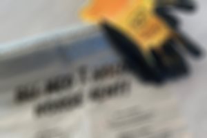 Arbeidshansker og plastposer til rydding