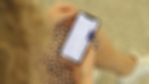 Nærbilde av mobil med menyen til Sparebanken Møres mobilbank.