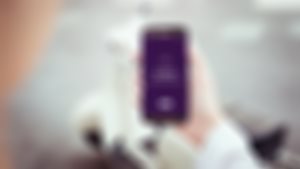 Nærbilde av mobiltelefon som viser BankID logo.