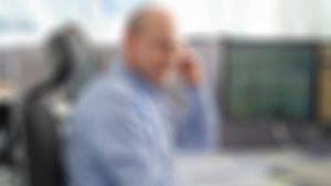 Smilende rådgiver ved aksjebordet i Sparebanken Møre.