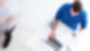 iStock-mann-foran-pc-1920x1080.jpg