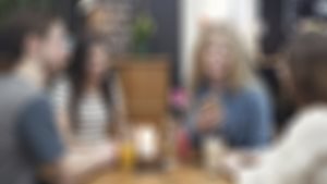 Tre unge venner sitter på kafe.